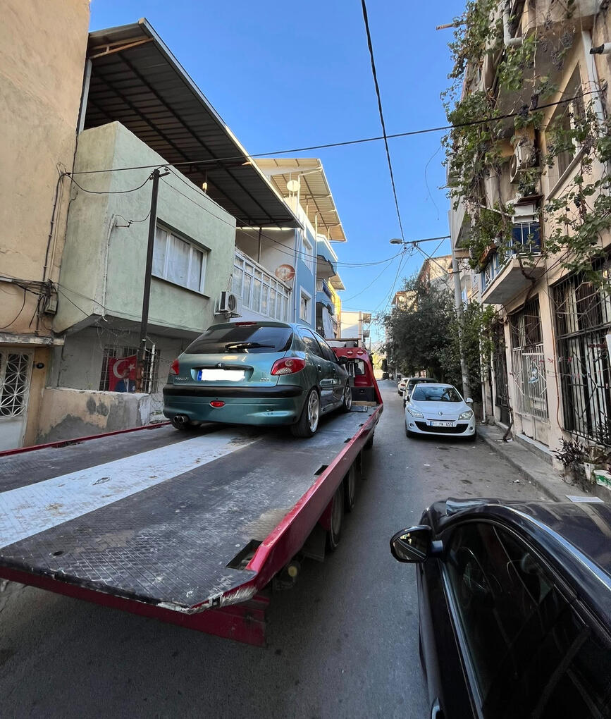 İzmir Bornova'da Görkemli Kurtarıcı oto kurtarma ve yol yardım aracı