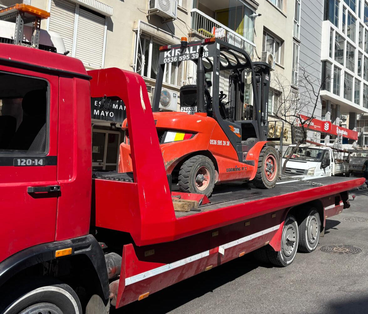 Görkemli Kurtarıcı kırmızı platform araç ile İzmir'de forklift taşıma hizmeti
