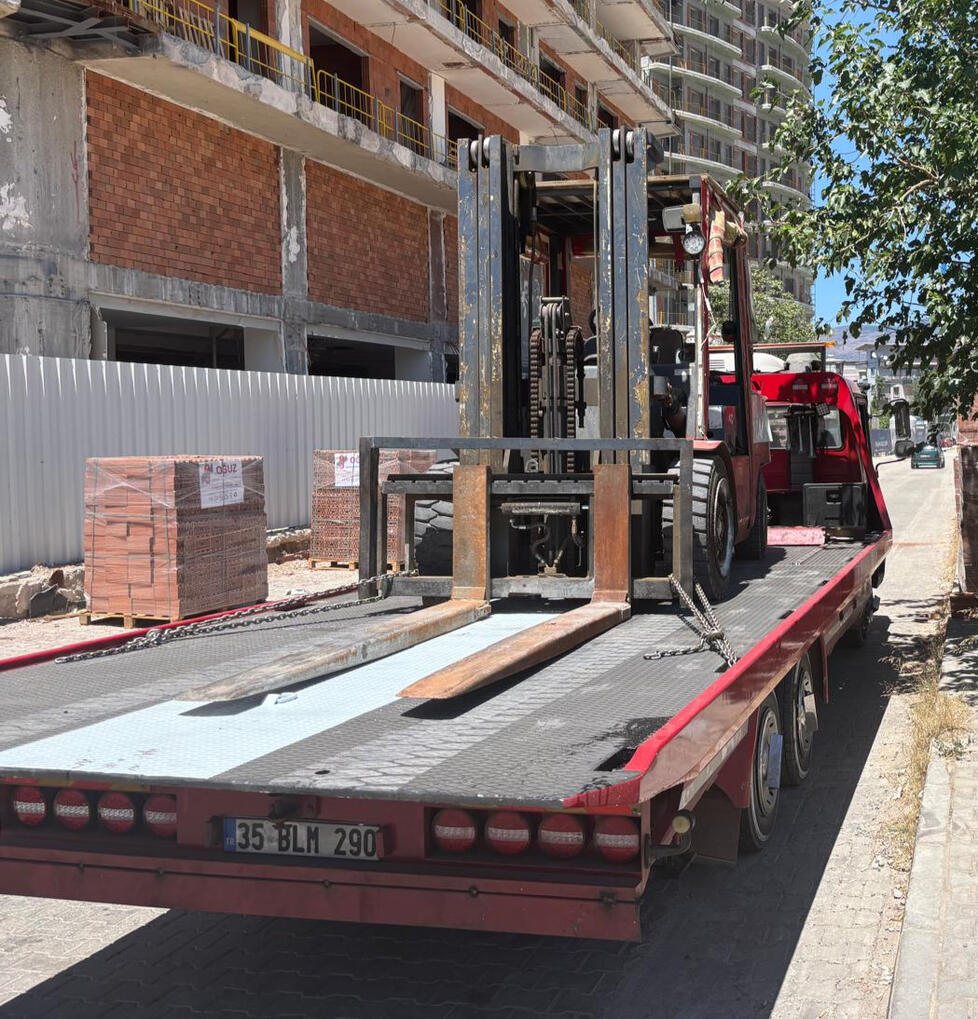 İzmir Bornova'da Görkemli Kurtarıcı oto kurtarma ve yol yardım aracı