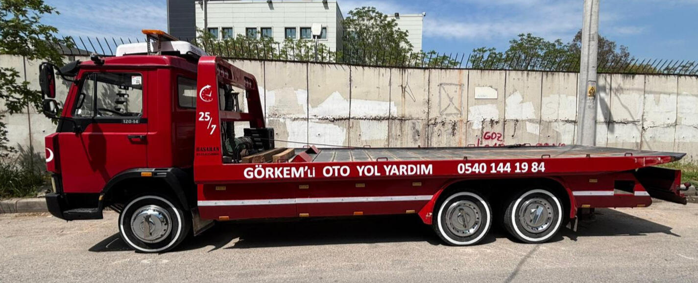 Görkemli Kurtarıcı kırmızı platform araç ile İzmir'de forklift taşıma hizmeti