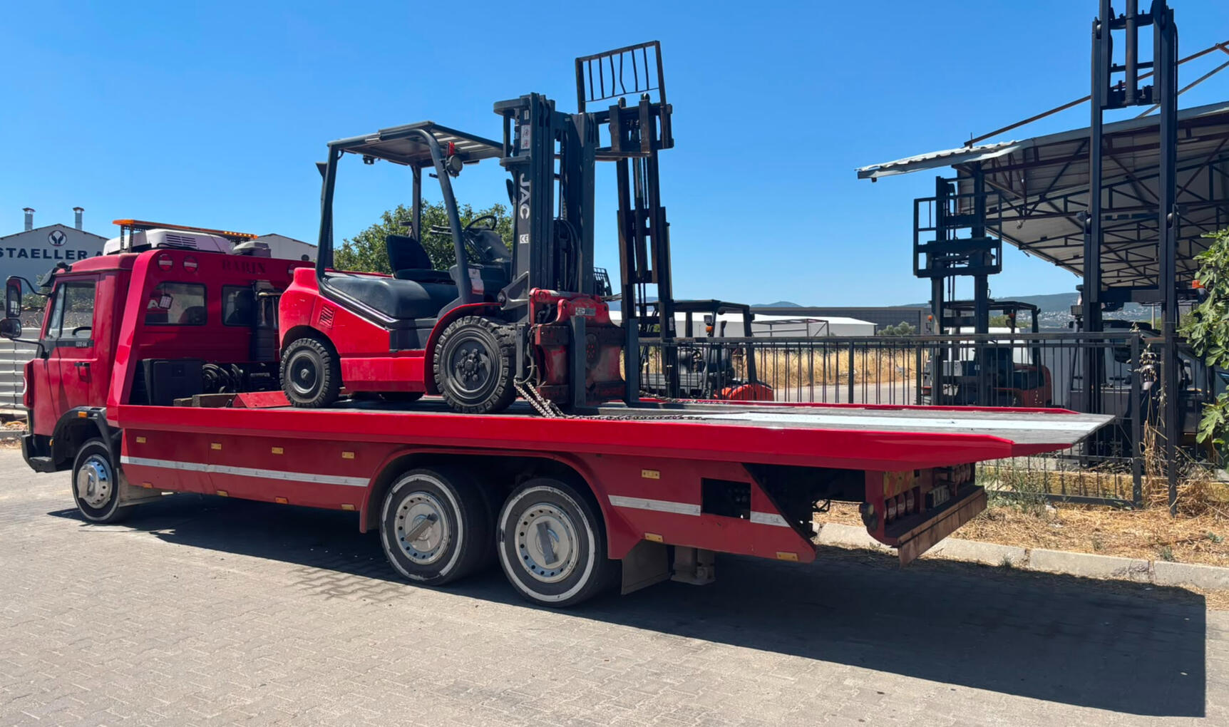 İzmir Bornova'da Görkemli Kurtarıcı oto kurtarma ve yol yardım aracı