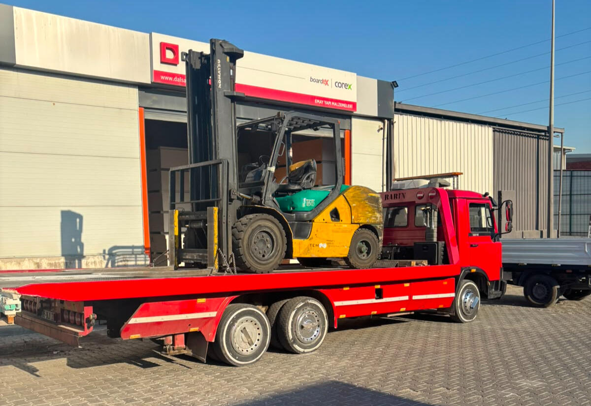 İzmir Bornova'da Görkemli Kurtarıcı oto kurtarma ve yol yardım aracı