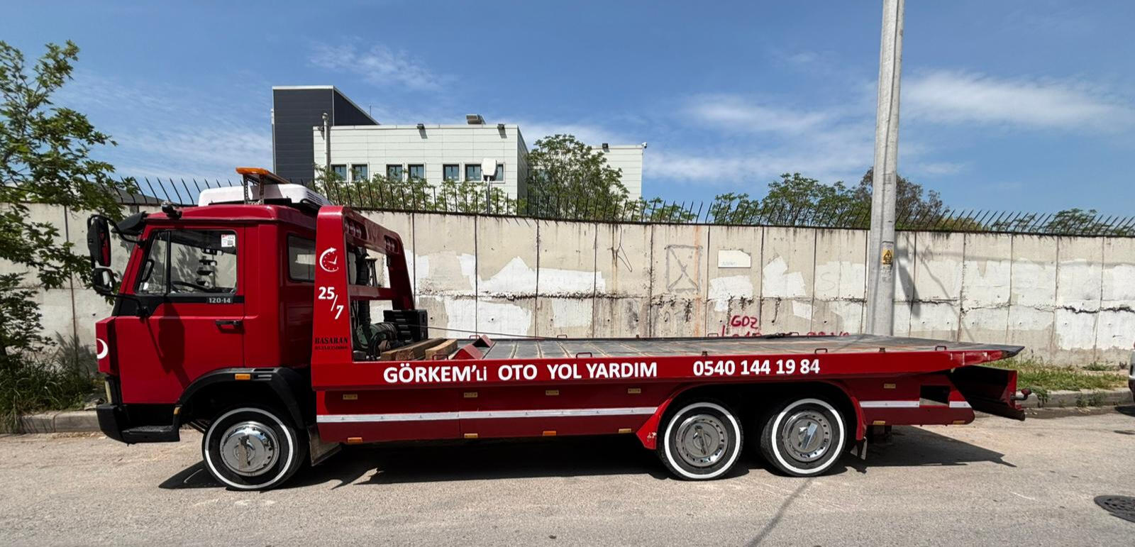İzmir Bornova'da Görkemli Kurtarıcı oto kurtarma ve yol yardım aracı