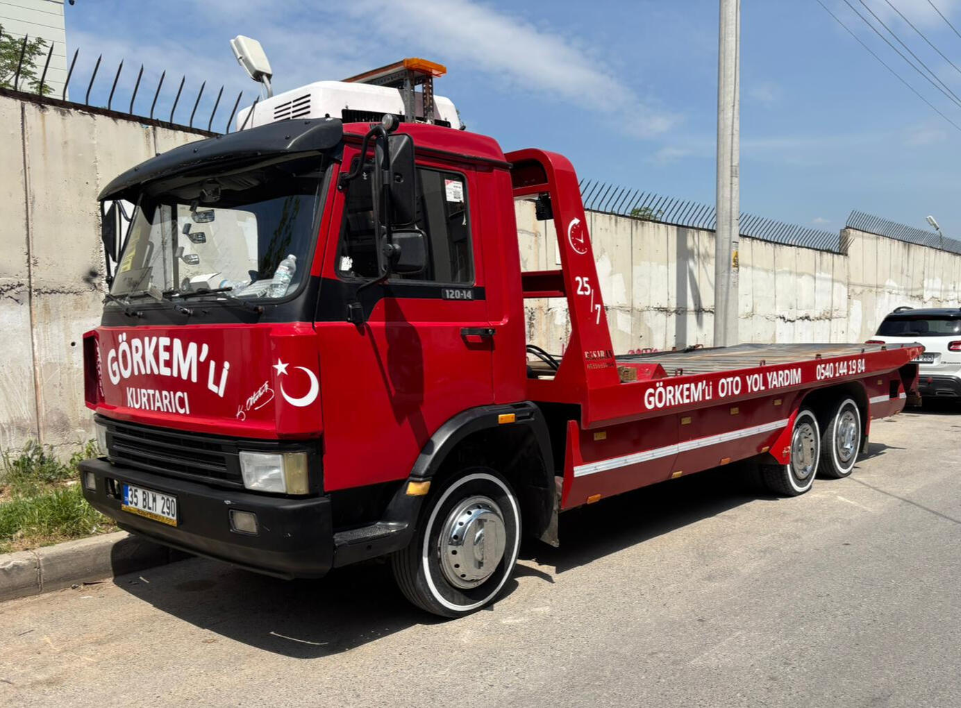 İzmir Bornova'da Görkemli Kurtarıcı oto kurtarma ve yol yardım aracı