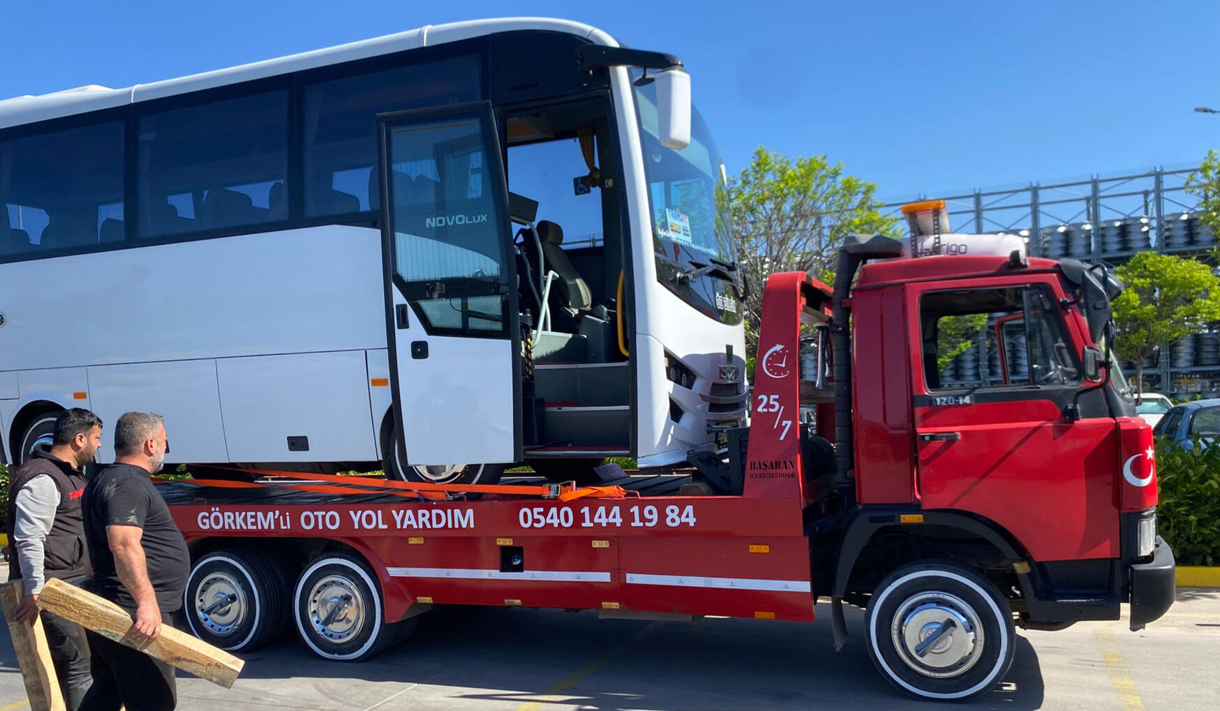 İzmir Bornova'da Görkemli Kurtarıcı oto kurtarma ve yol yardım aracı
